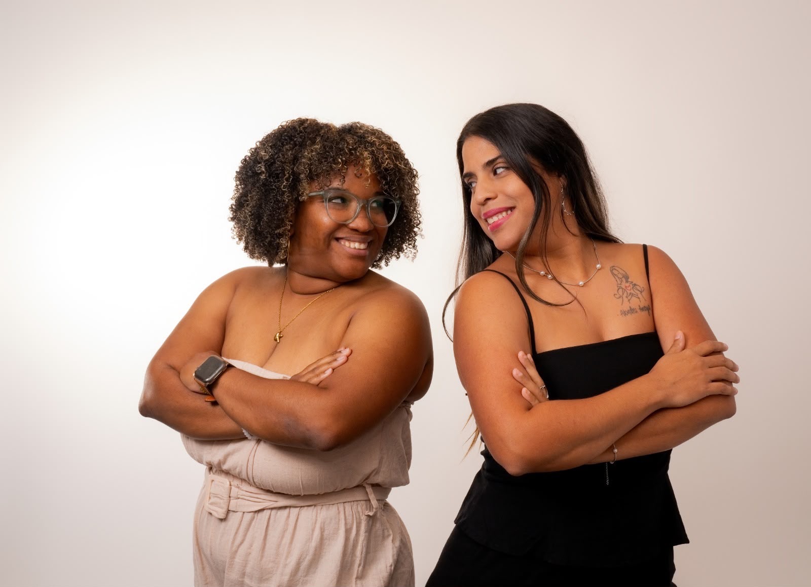 Las dos fundadoras de House & Airbnb Cleaning Services PR en una fotografía de estudio luminosa