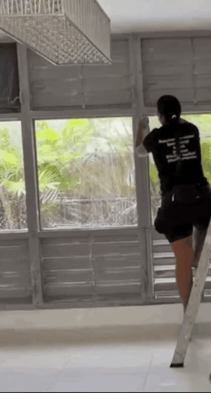 Limpieza de ventanales de piso a techo en una residencia en Puerto Rico