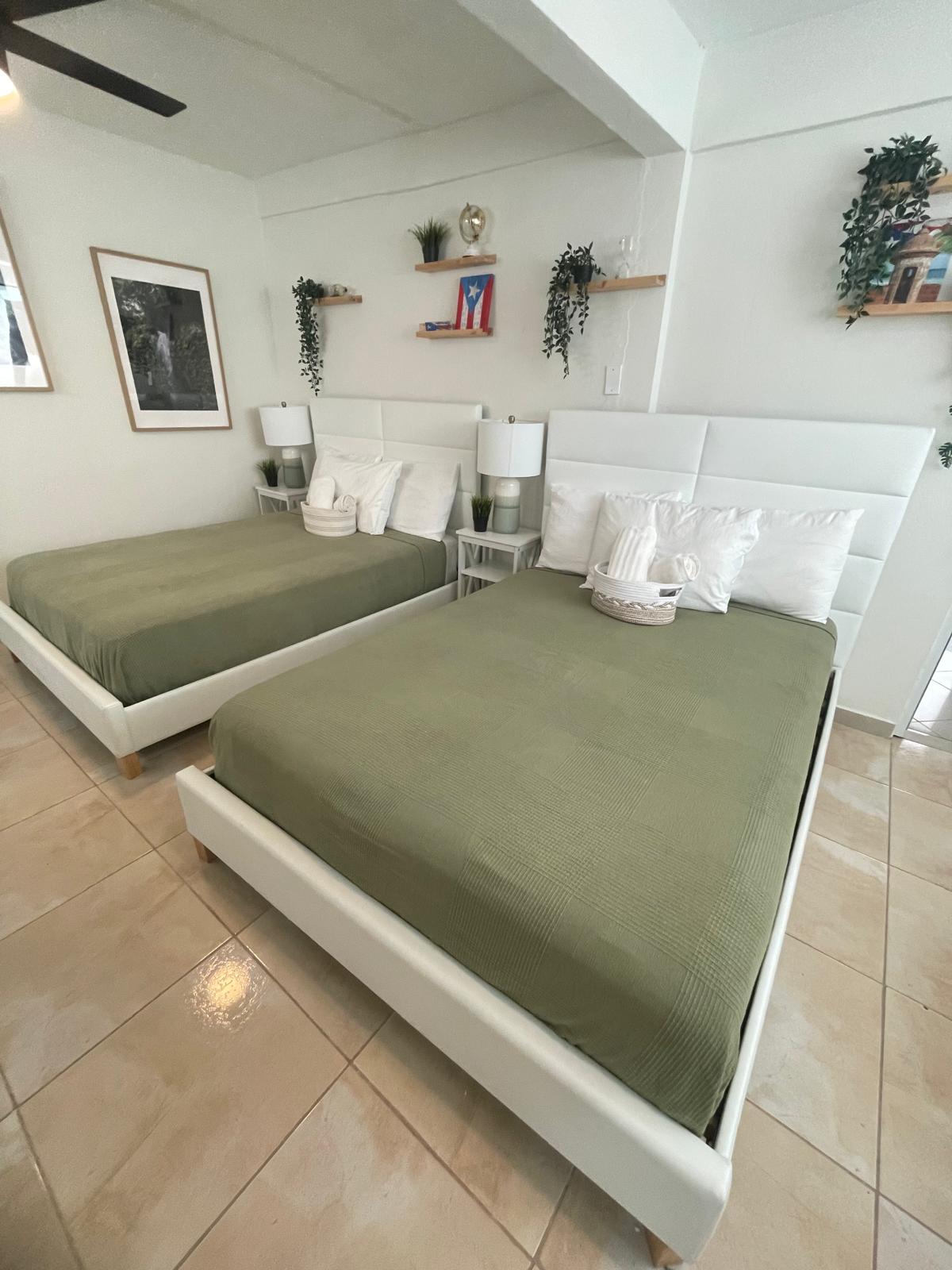 Habitación con dos camas individuales preparadas para huéspedes de Airbnb en Puerto Rico