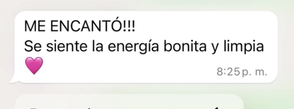 Mensaje de WhatsApp de una clienta: me encantó, se siente la energía bonita y limpia