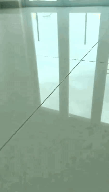 Piso pulido y brillante después de un servicio de limpieza profunda en Puerto Rico