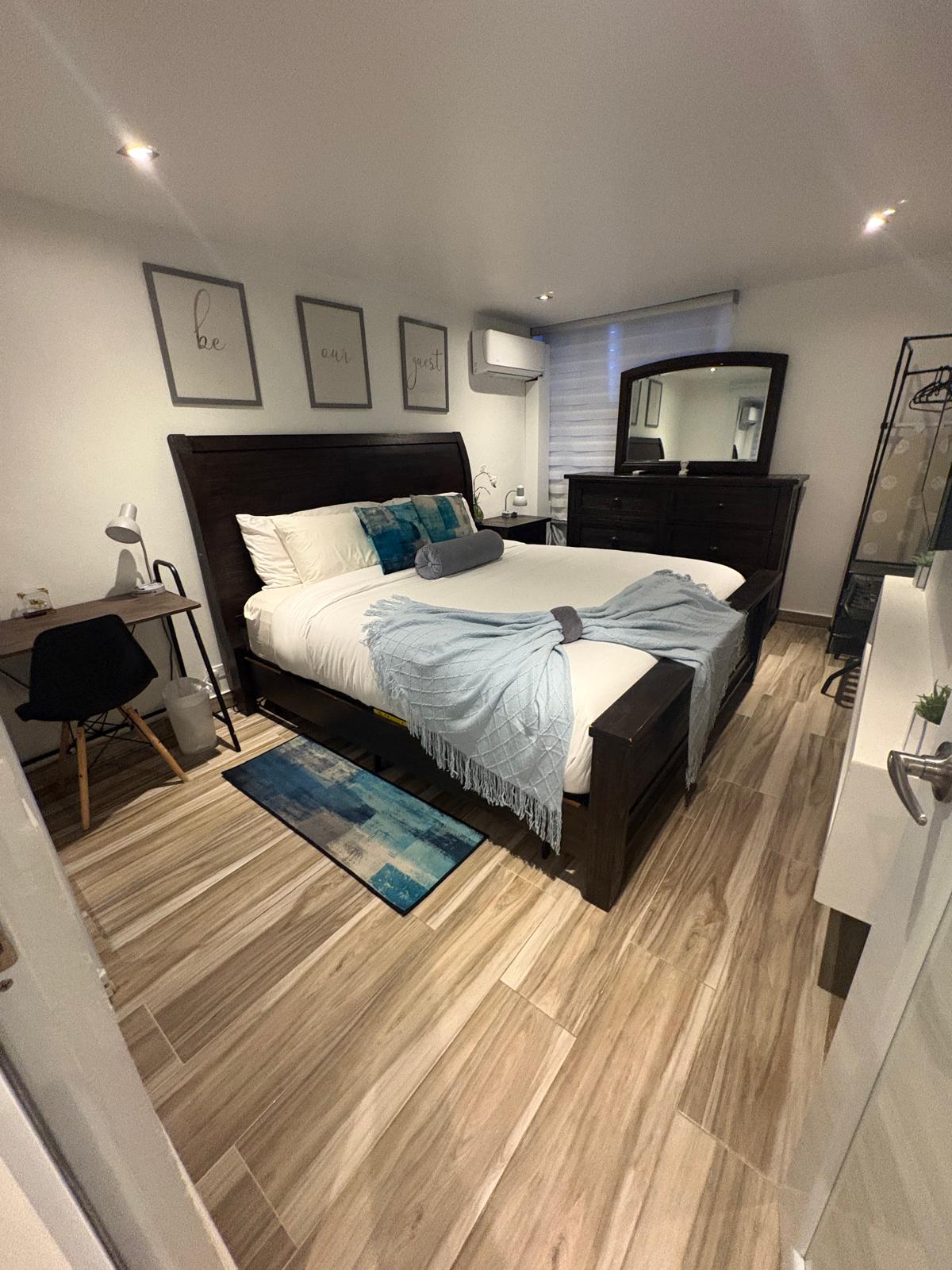 Habitación de Airbnb con cama tendida y toallas listas tras la limpieza en el Área Metro de Puerto Rico