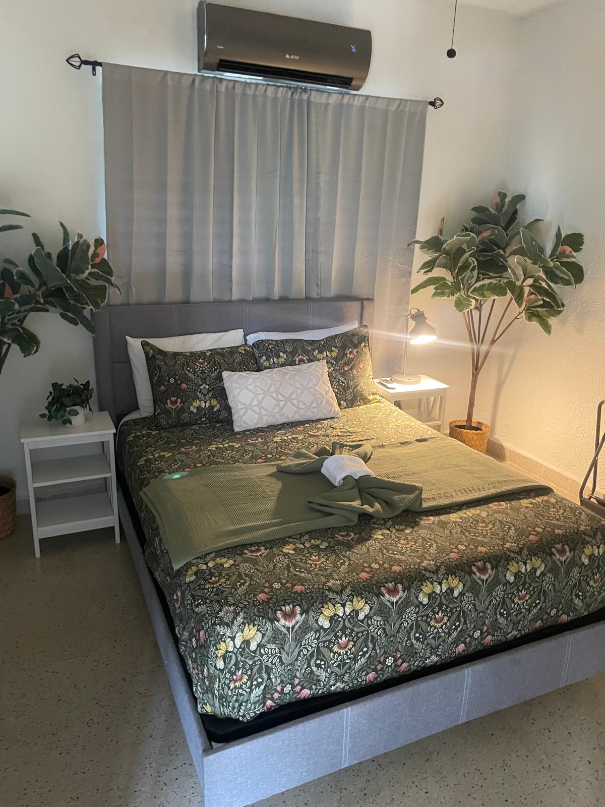 Habitación con cama vestida y toallas dobladas tras el servicio de limpieza residencial en Puerto Rico
